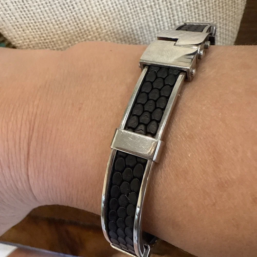MENS Bracelet Silver Tone Black Accent‎  Sturdy excellent condition